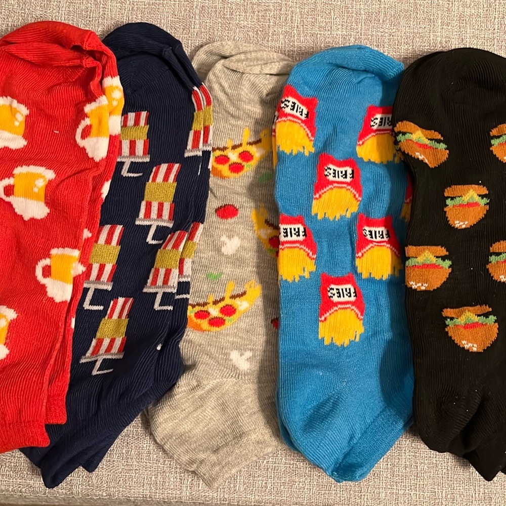 5 pair of no show socks in a box